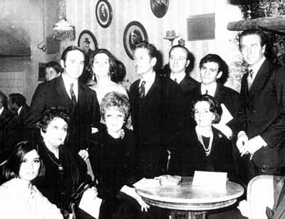 Parados: Ricardo Aldemar, Irma Castelar, Jaime Julio Vieyra, Roberto Gardes, Duilio Marzio. Sentadas: Mar�a Esther Podest�, Luisa Vehil, Matilde Vieyra