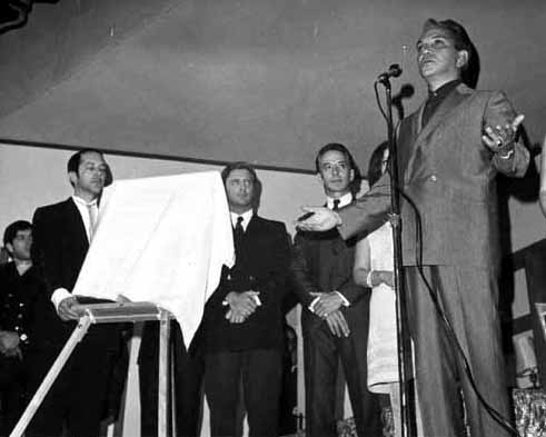 Cantinflas descubre placa para las cien funciones de "La fiaca" en Mjico